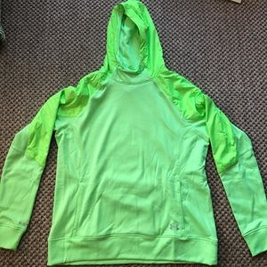 Under Armor Women’s cold-gear sweatshirt NWT!!
